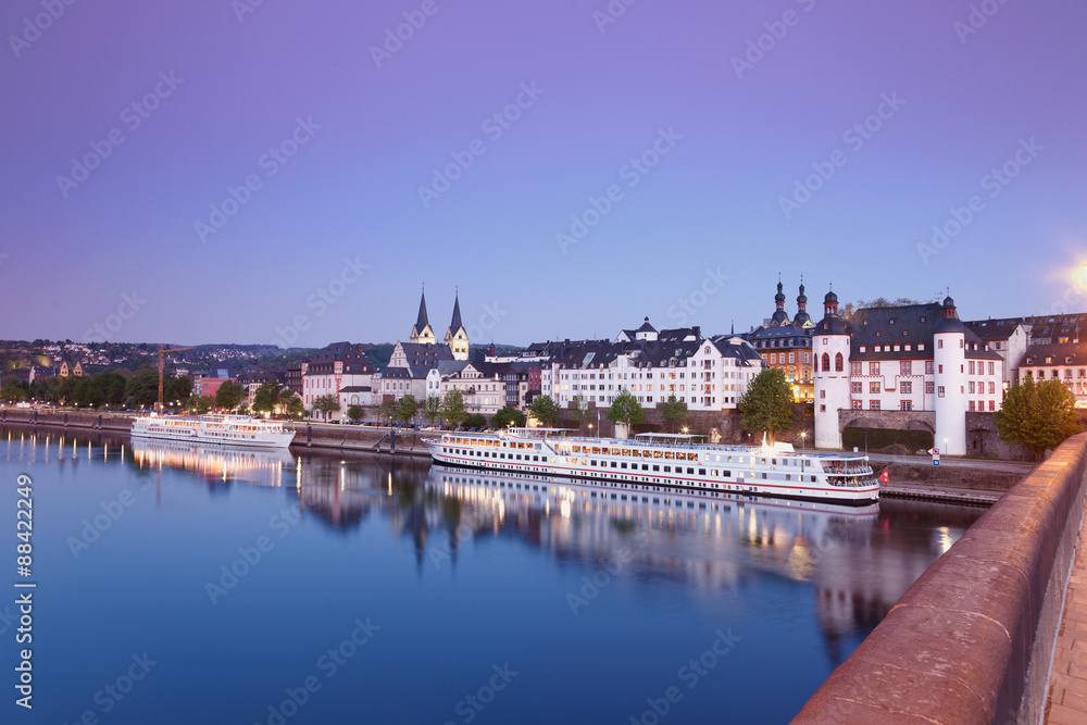 Koblenz, Blick von Balduin Brücke der Altstadt mit Kirchen und