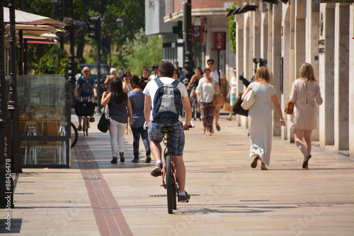 circulando en bicicleta por la ciudad © uzkiland