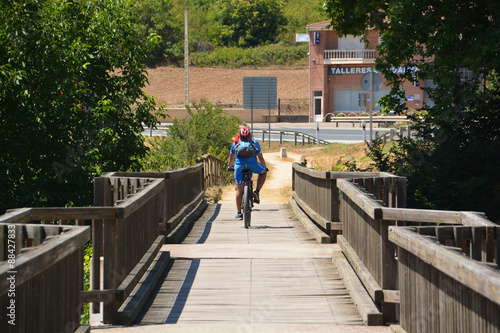 ruta ciclista a traves de un puente