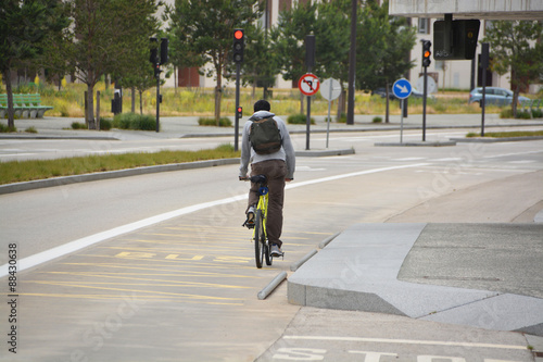 moviendose en bicicleta por la ciudad, burgos © uzkiland