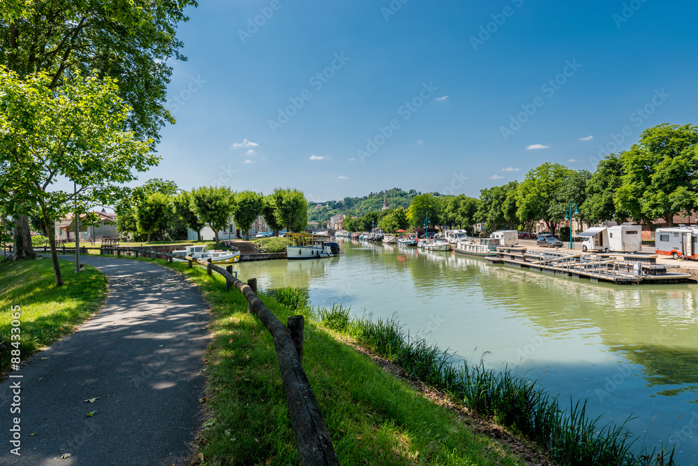 Obraz premium Canal de Garonne in Moissac, France