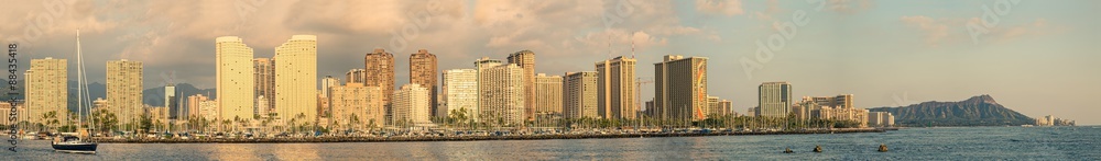 Fototapeta premium A panorama view of Waikiki and Diamond Head on Oahu, Hawaii, as the sun is setting