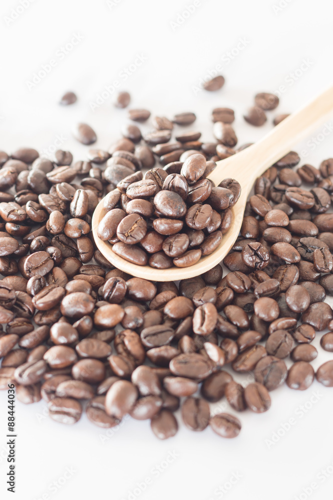Fototapeta premium Spoon of roasted coffee bean