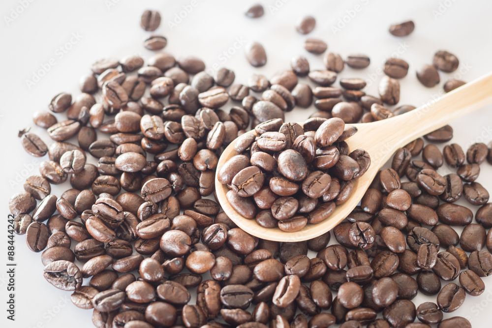 Fototapeta premium Spoon of roasted coffee bean