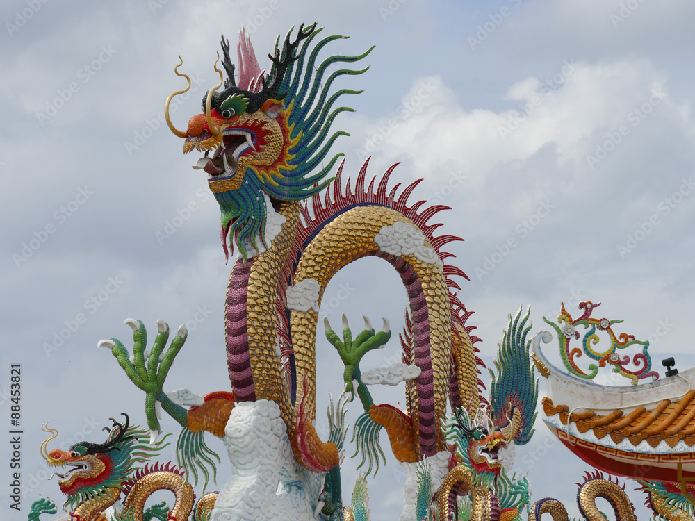 Naklejka premium the architecture of chinese dragon statue