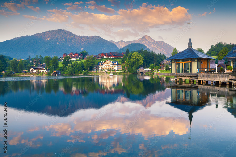 Obraz premium Colorful summer morning on the Grundlsee