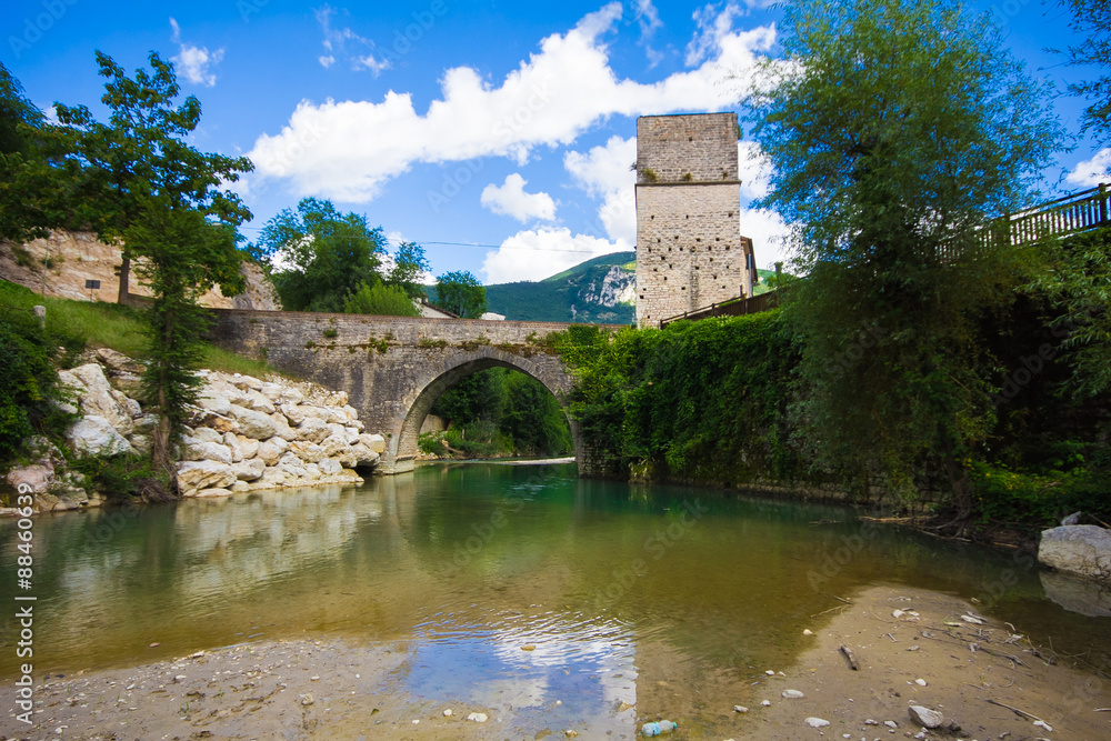 Antico ponte romanico sul fiume