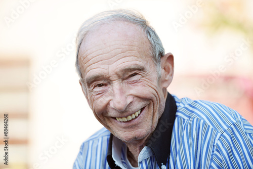 Anziano sorridente