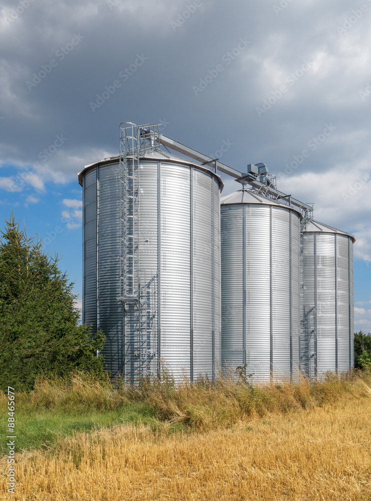 Drei Silos 