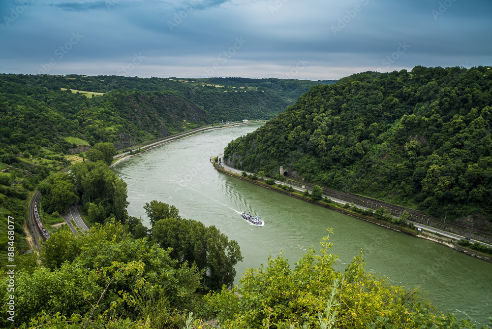 Rhein südlich vom Loreleyfelsen kurz vor Sankt Goarshausen Rhein südlich vom Loreleyfelsen kurz vor Sankt Goarshausen
