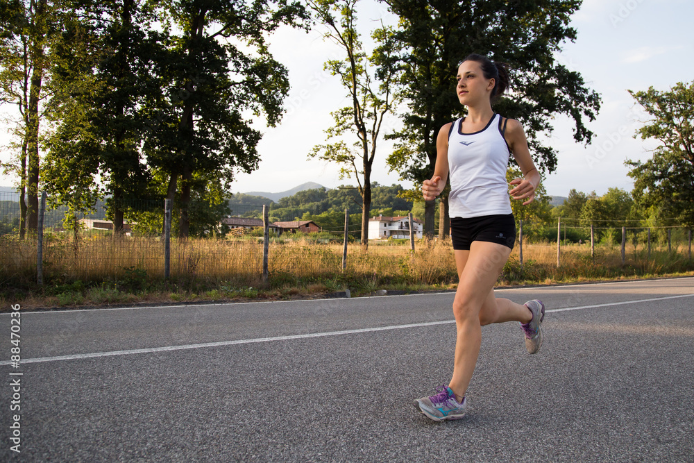 Bella ragazza che corre Bella ragazza che corre