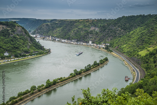 Sankt Goarshausen am Rhein mit Loreleyhafen und Burg Katz