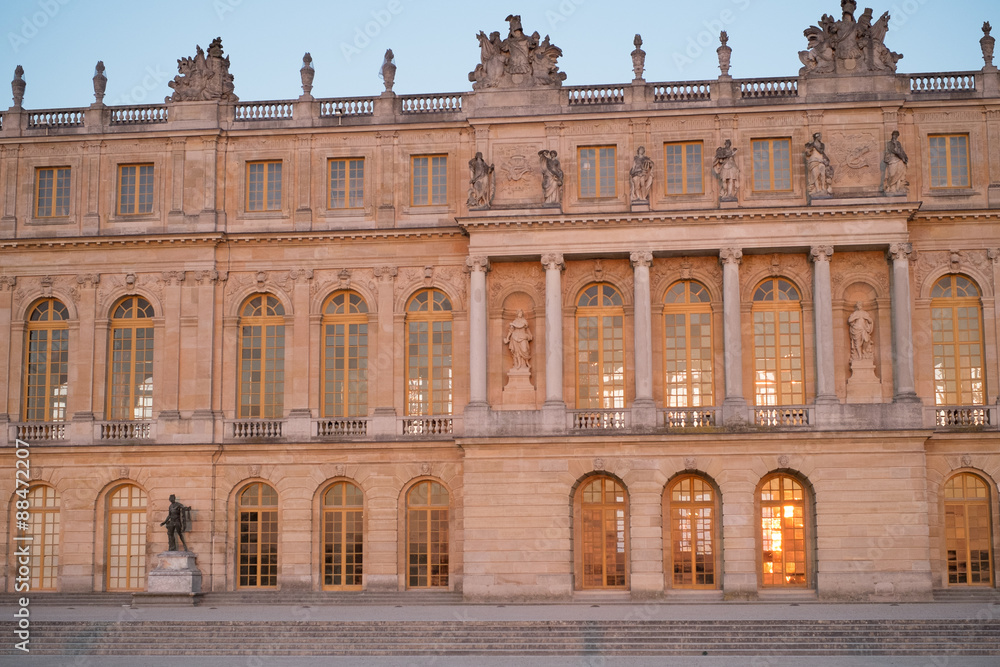 Façade du Château de Versailles au soleil couchant