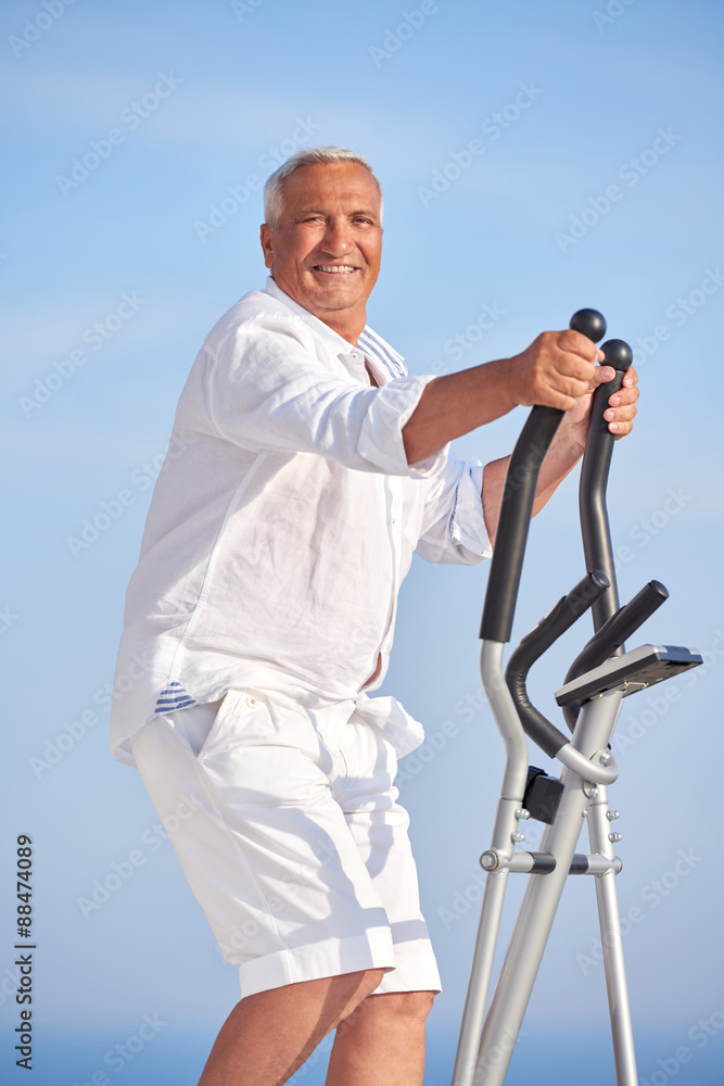 Obraz premium healthy senior man working out