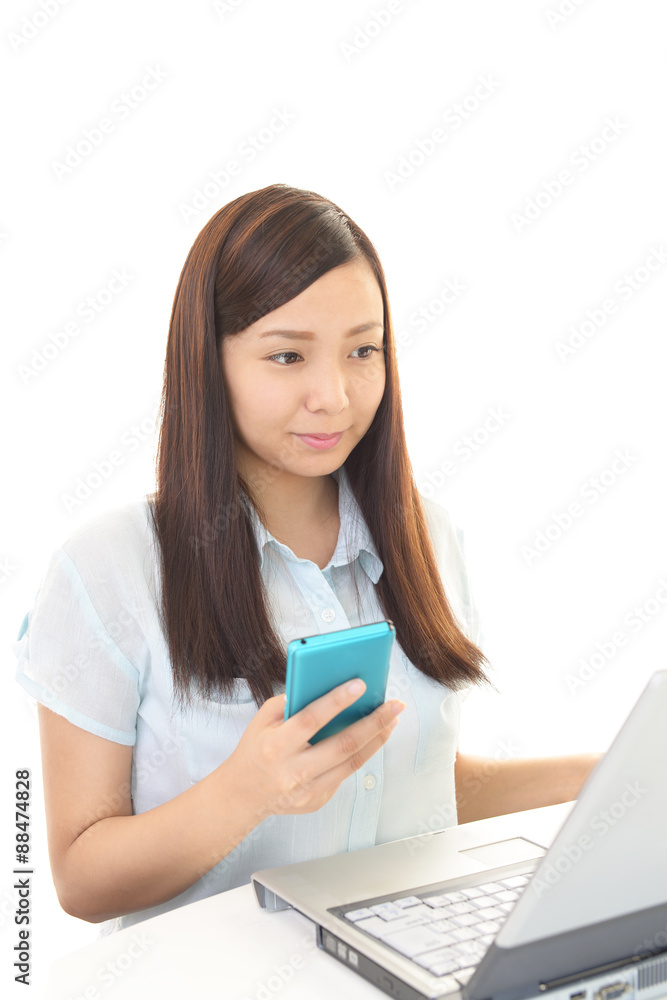 スマートフォンを持つ女性 スマートフォンを持つ女性
