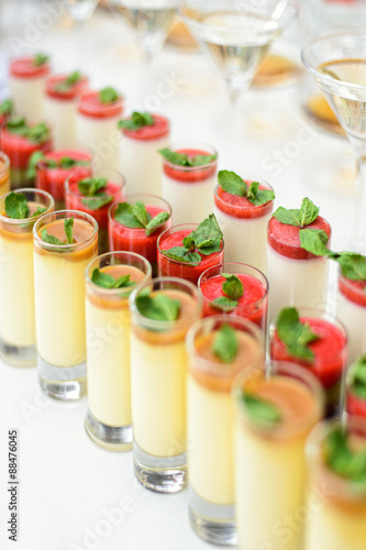 Sweet mousses with chocolate and strawberries with mint 