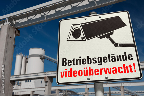 Schild: Betriebsgelände videoüberwacht!