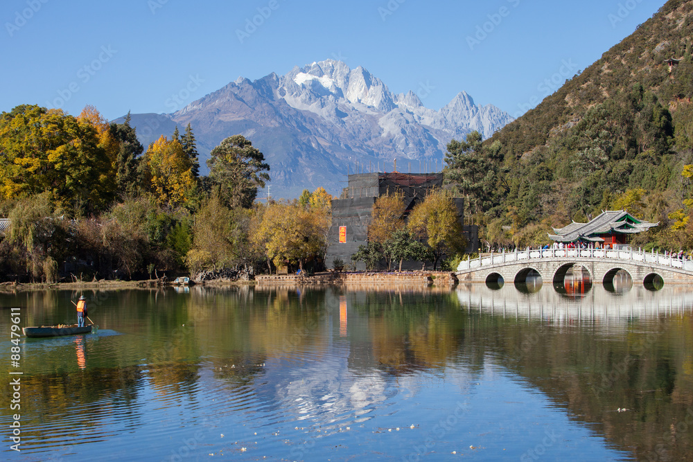Fototapeta premium Black Dragon Pool Jade Dragon Snow Mountain in Lijiang, Yunnan,