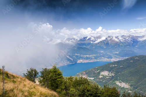 vista aerea di paesi costieri a nord del Lago di Como 
