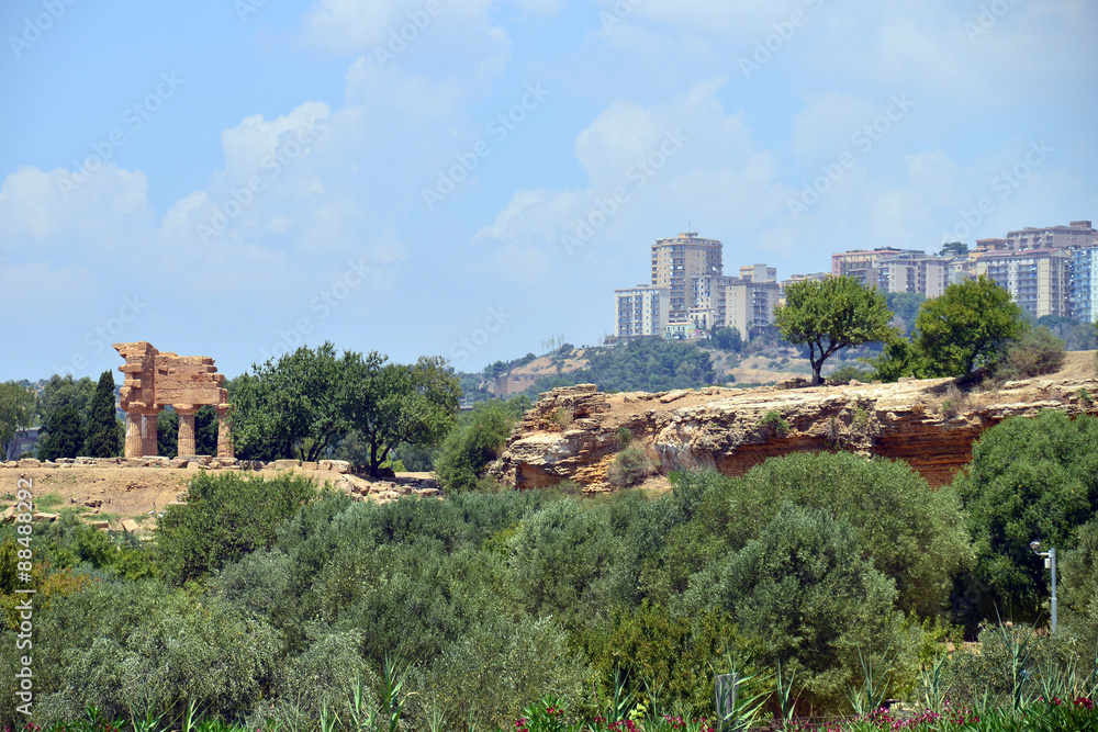 valle dei templi, vista di Agrigento e del tempio di Dioscuri