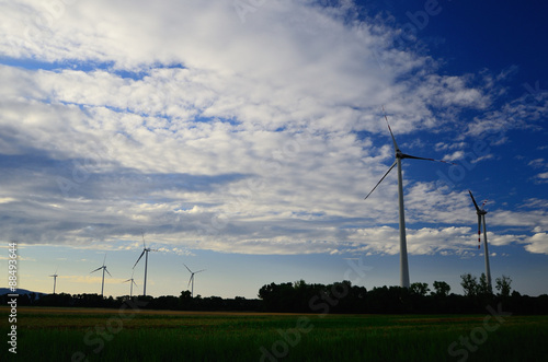viele windraeder im windpark