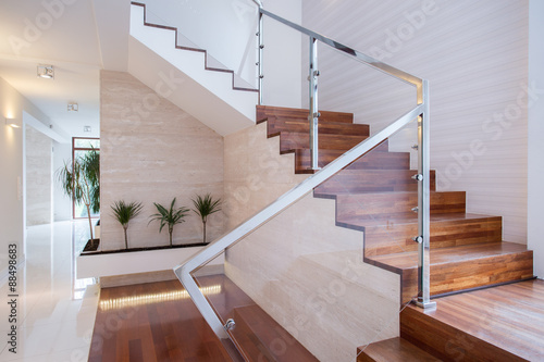 Fototapete Stilvolle Treppe in hellen Innenraum