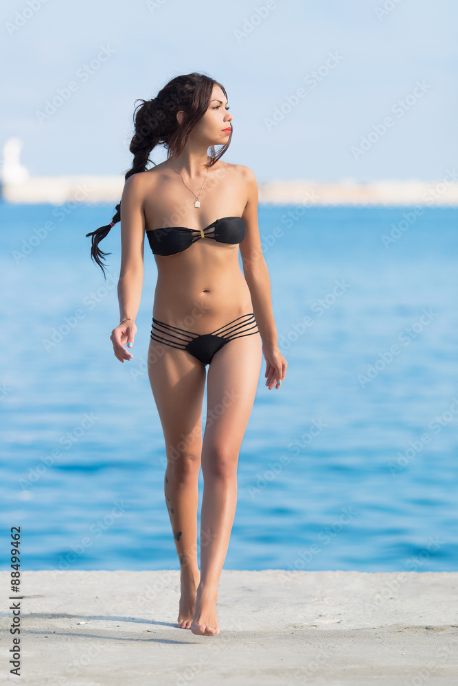 Obraz premium Girl at the sea