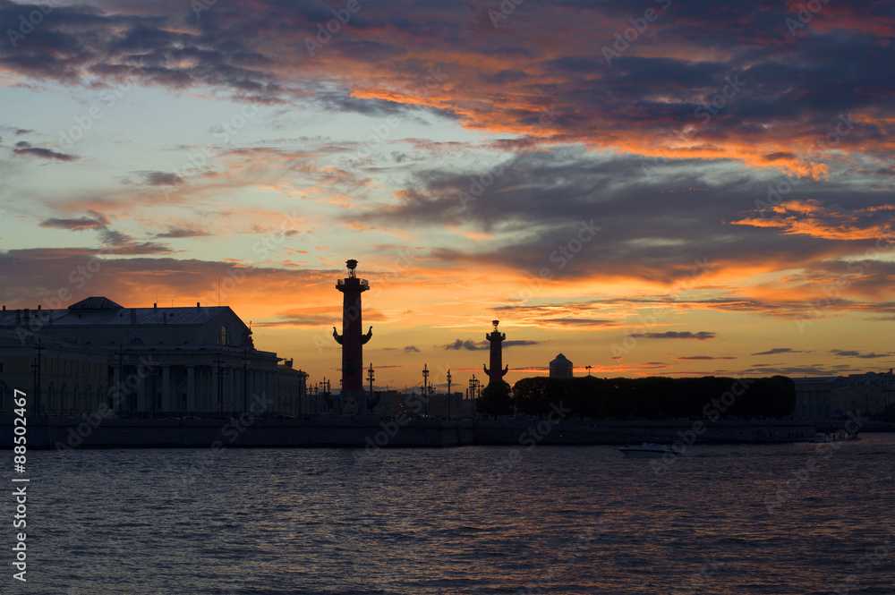 Ночное небо над стрелкой Васильевского острова. Санкт-Петербург