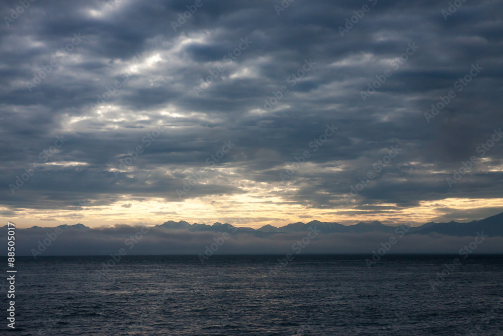 Вечерние облака над заливом