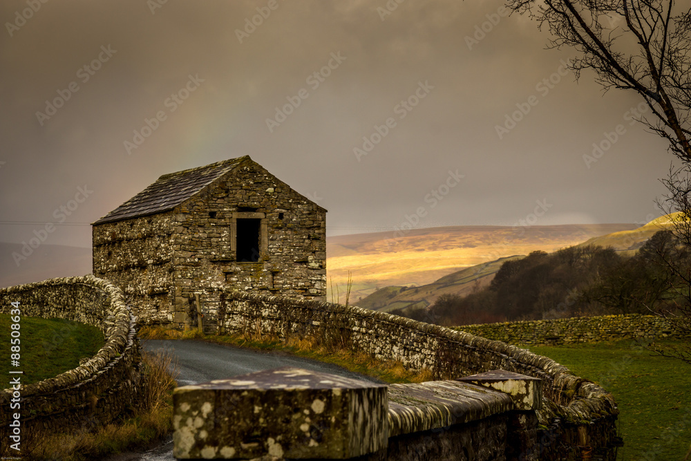 Fototapeta premium Traditional stone barn and dry stone wall, Yorkshire