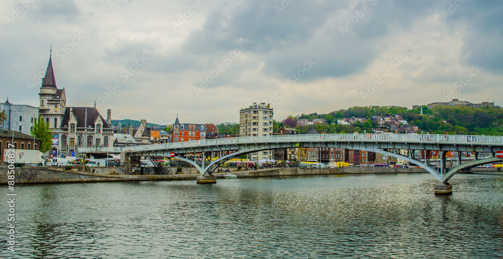 Φωτογραφία view of the riverside of river meuse going through the center of belgian city liege