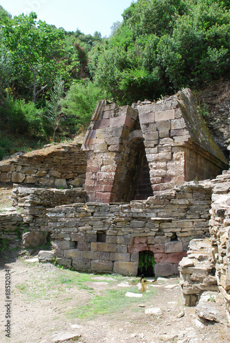 Tempio nuragico e Fonte Sacra di Su Tempiesu Orune Nuoro Sardinia Sardinien Brunnentempel Brunnen Quelle Nuraghe  Tempel  photo