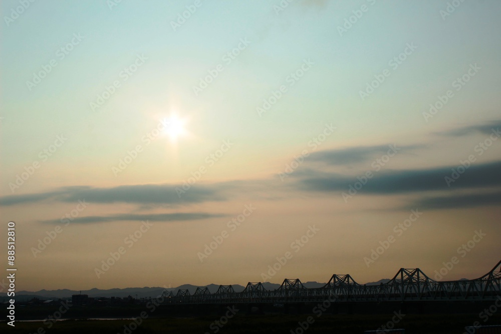 Naklejka premium 陸橋の夕暮れ/信濃川にかかる陸橋の午後４時過ぎの風景