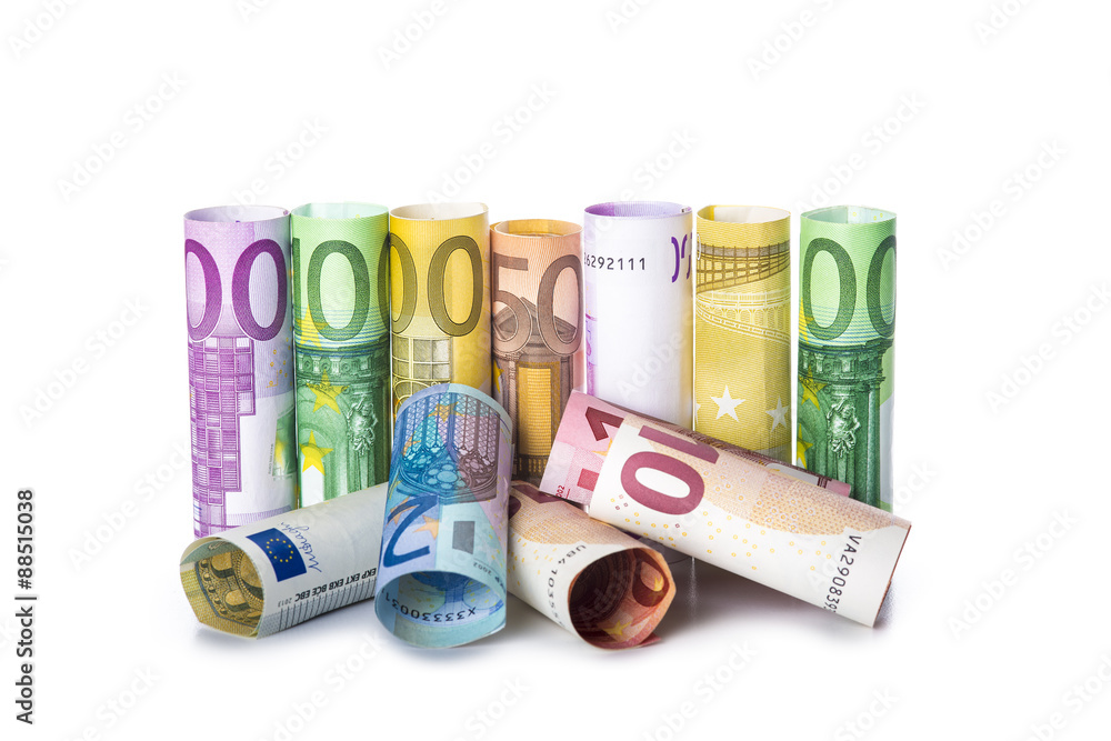 Billetes de euro enrollados aislados sobre fondo blanco con espacio para texto y publicidad - obrazy, fototapety, plakaty 