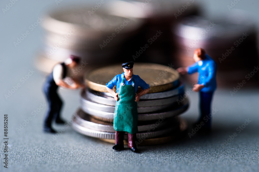 Fototapeta premium 積み上げられたお金と人間