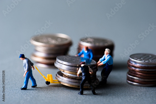 Принти на полотні お金を運搬するミニチュア