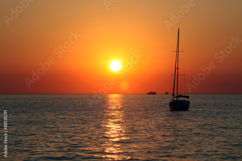 Segelboot beim Sonnenuntergang © Thaut Images