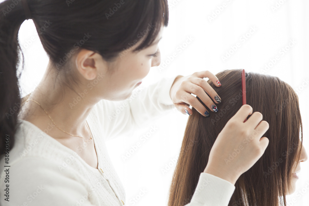 Hairdresser is dissolved a woman's hair with comb Stock 写真 Adobe Stock