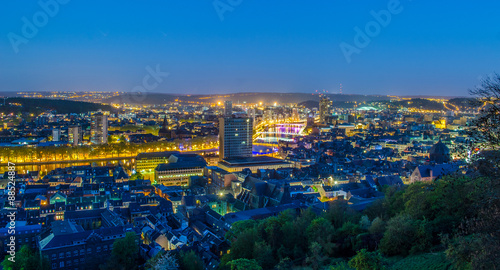 Fotografija night panoramic view over city of liege in belgium from top of local citadel