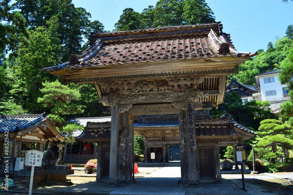 善法寺・曹洞宗三大祈願所・山形県鶴岡市/山形県鶴岡市にある善法寺を撮影した写真です。善宝寺は平安時代、妙達上人が開いた龍華寺に始まる曹洞宗寺院であり、小田原の最乗寺、豊川の妙厳寺とともに曹洞宗三大祈願所のひとつです。海の守護神である、龍神さまを祀っている寺院として、北海道、東北、北陸をはじめ全国の漁業関係者より絶大な信頼があります。かつて、池の人面魚が有名になったことがあります。 善法寺・曹洞宗三大祈願所・山形県鶴岡市/山形県鶴岡市にある善法寺を撮影した写真です。善宝寺は平安時代、妙達上人が開いた龍華寺に始まる曹洞宗寺院であり、小田原の最乗寺、豊川の妙厳寺とともに曹洞宗三大祈願所のひとつです。海の守護神である、龍神さまを祀っている寺院として、北海道、東北、北陸をはじめ全国の漁業関係者より絶大な信頼があります。かつて、池の人面魚が有名になったことがあります。