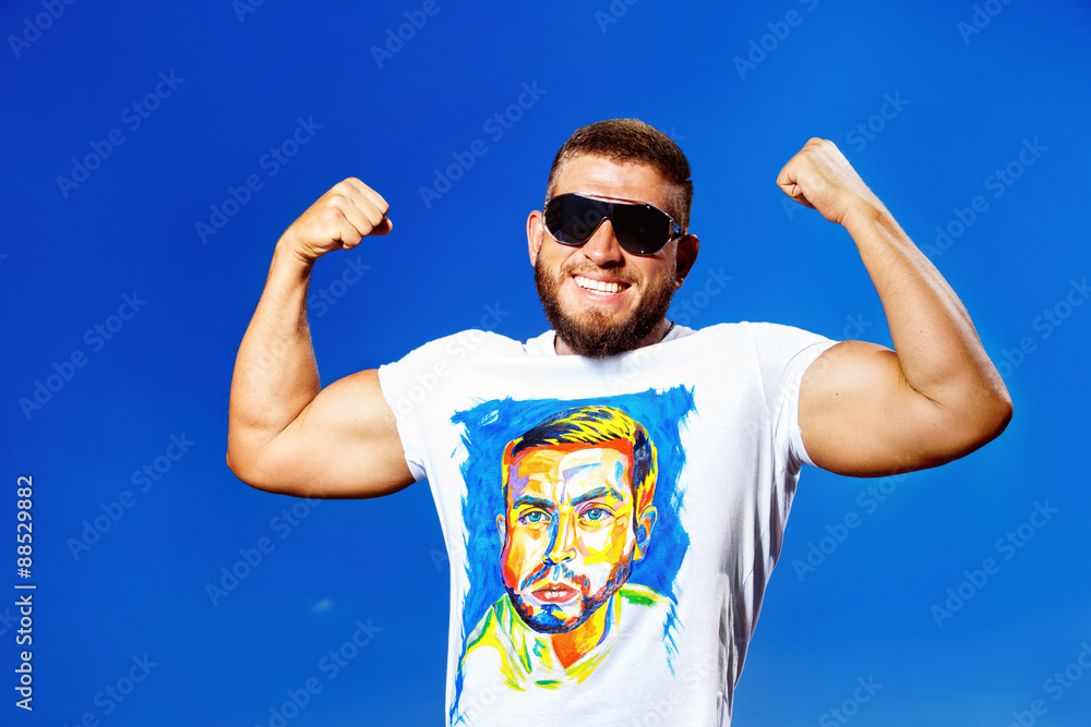 Naklejka premium Closeup portrait of happy mature man with beard in sunglasses 
