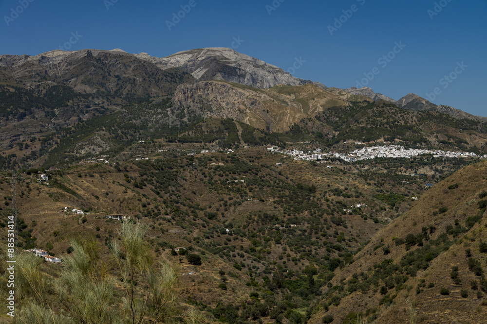 wit berg dorpje in provicie Malaga Spanje 