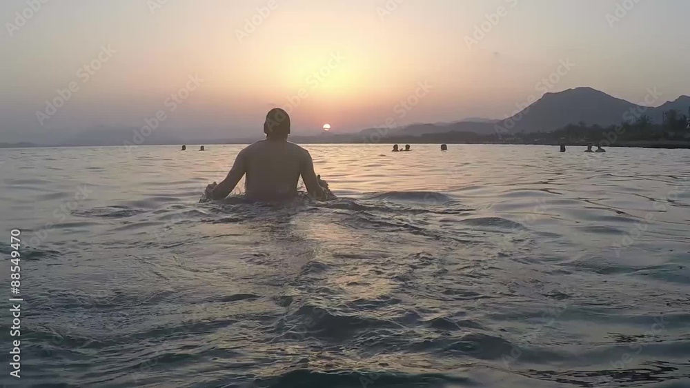 HOMBRE SALIENDO DEL MAR