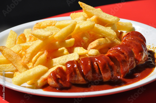 Berliner Curry-Wurst mit Pommes