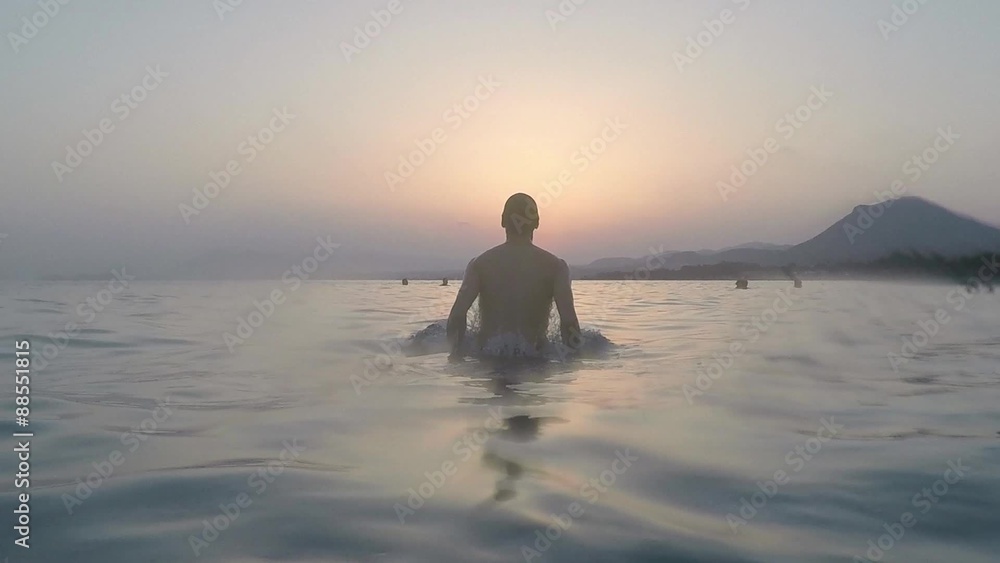 HOMBRE SALIENDO DEL MAR HOMBRE SALIENDO DEL MAR