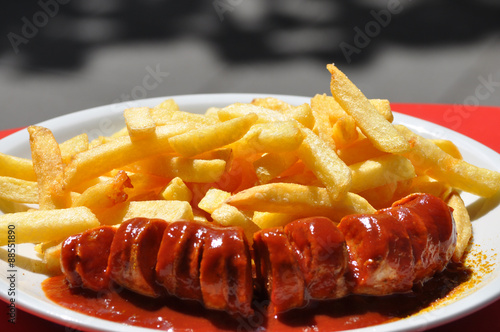 Berliner Curry-Wurst mit Pommes