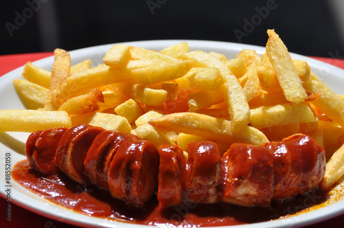 Berliner Curry-Wurst mit Pommes