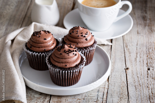 Foto Chocolate cupcakes with a cup of coffee