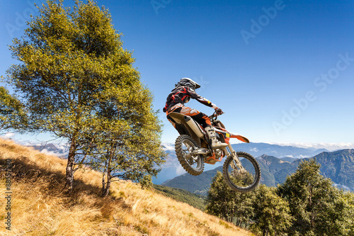 Fototapeta Naklejka Na Ścianę i Meble -  salto con moto da cross in alta montagna
