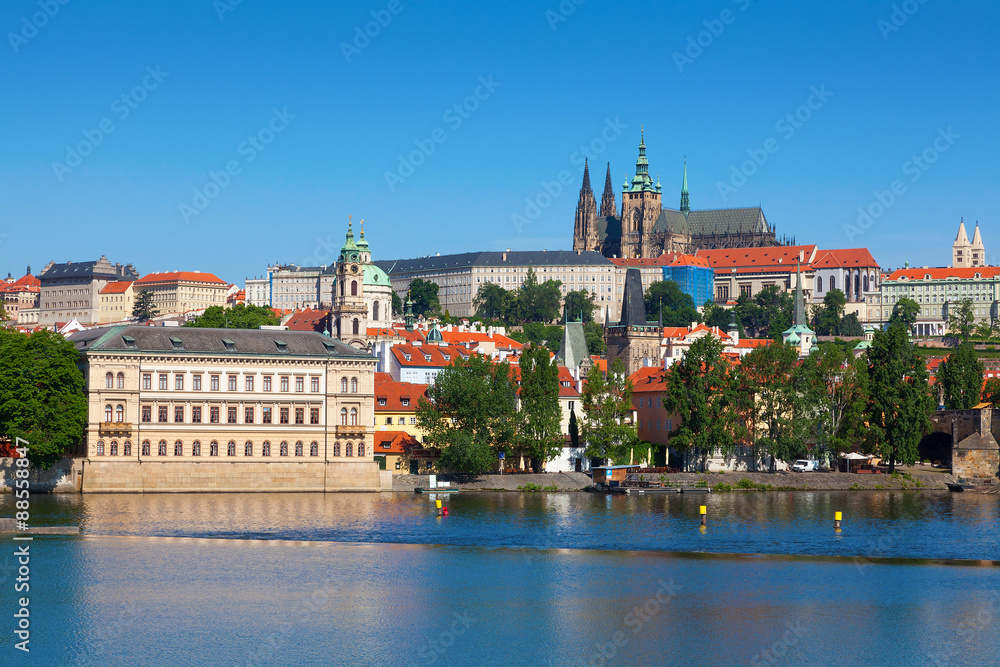 Obraz premium View over the RiverVltava with Charles Bridge and the Cathedral